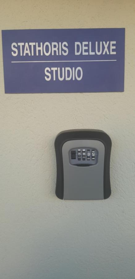 Stathoris Deluxe Studio Néa Péramos Exteriör bild